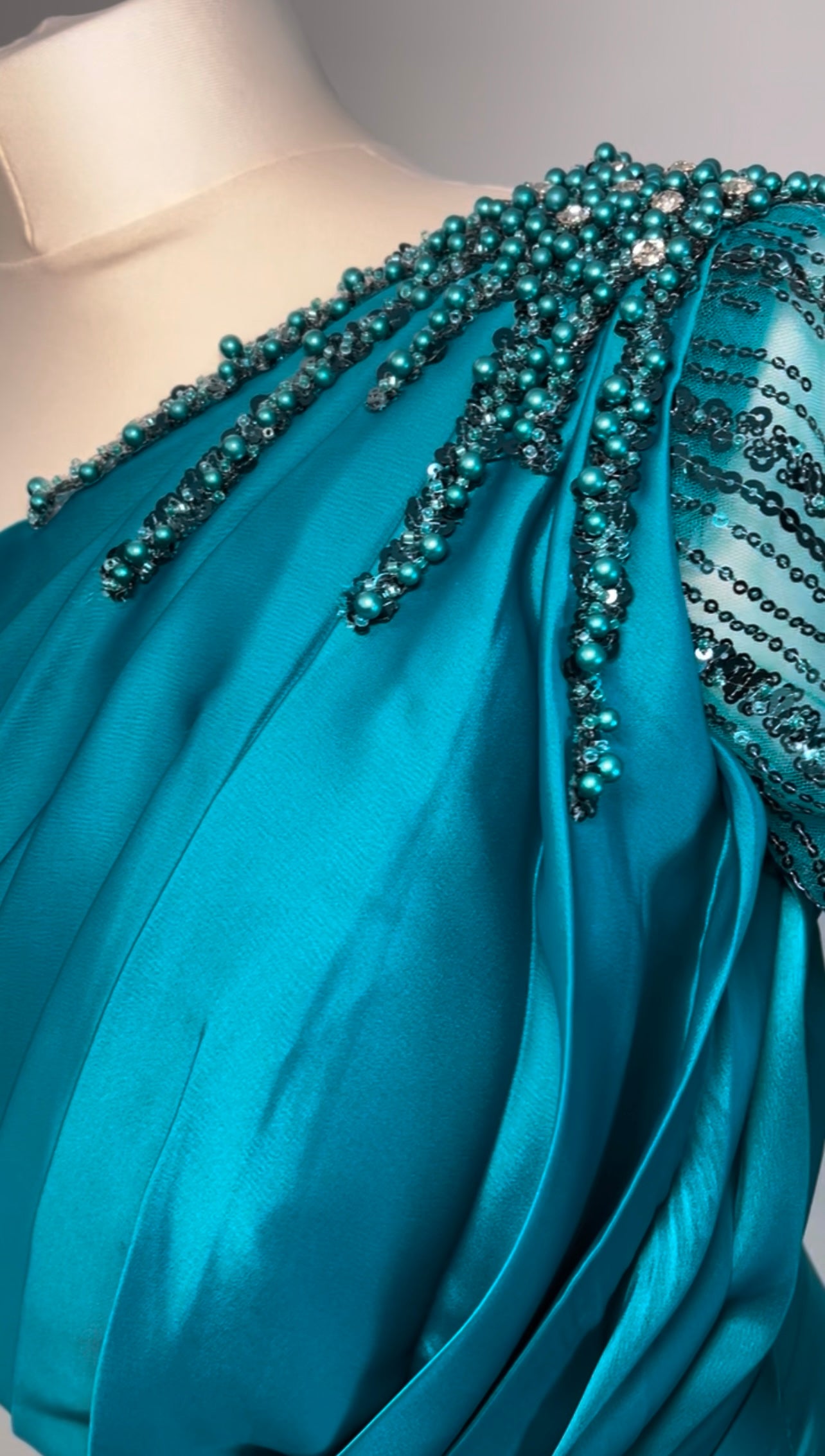 Abby Abendkleid mit einem Ärmel