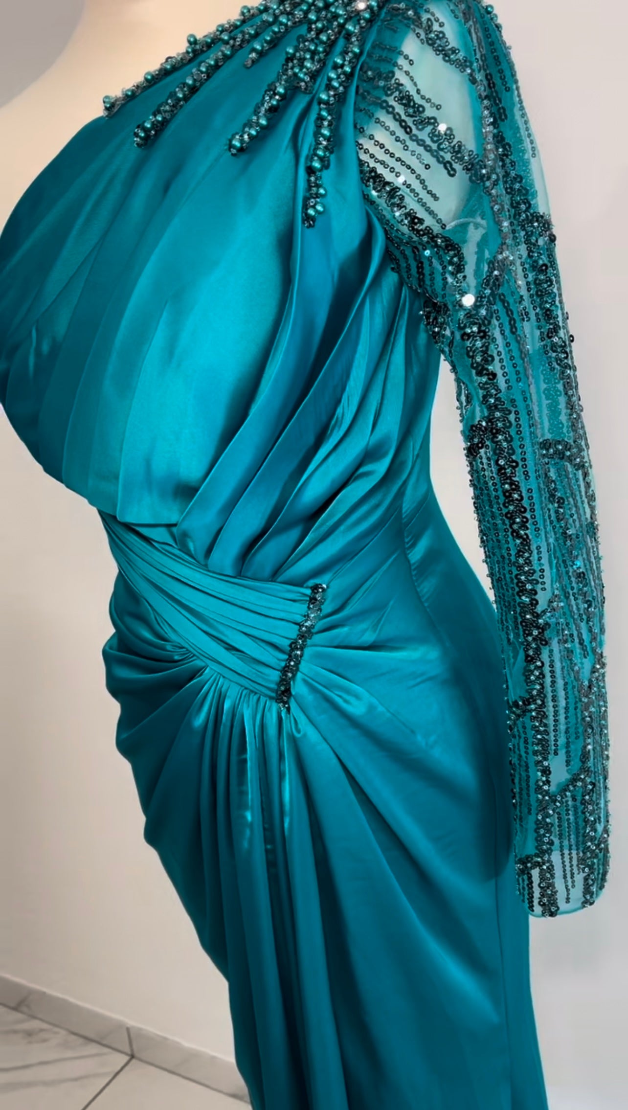 Abby Abendkleid mit einem Ärmel
