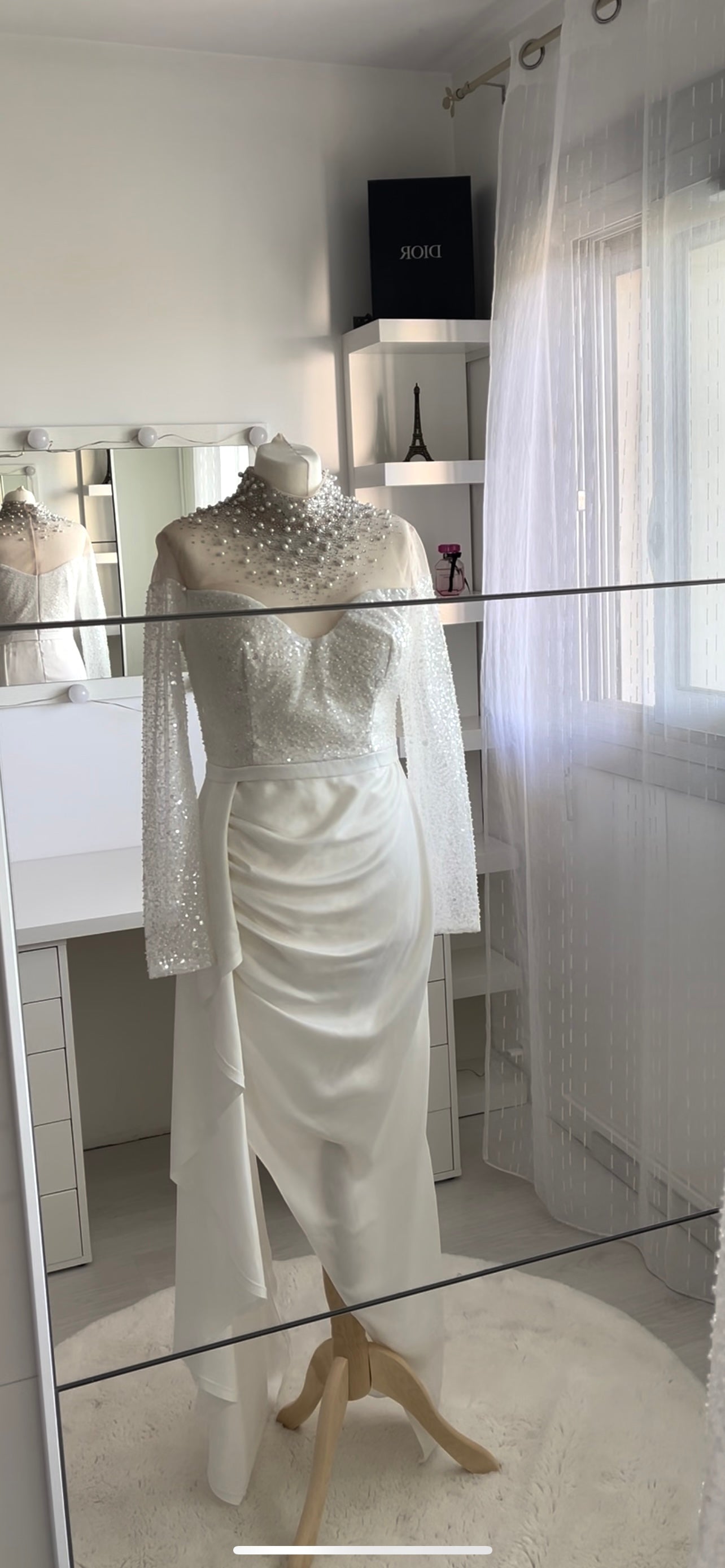Robe Blanche Coupe asymétrique col perlé