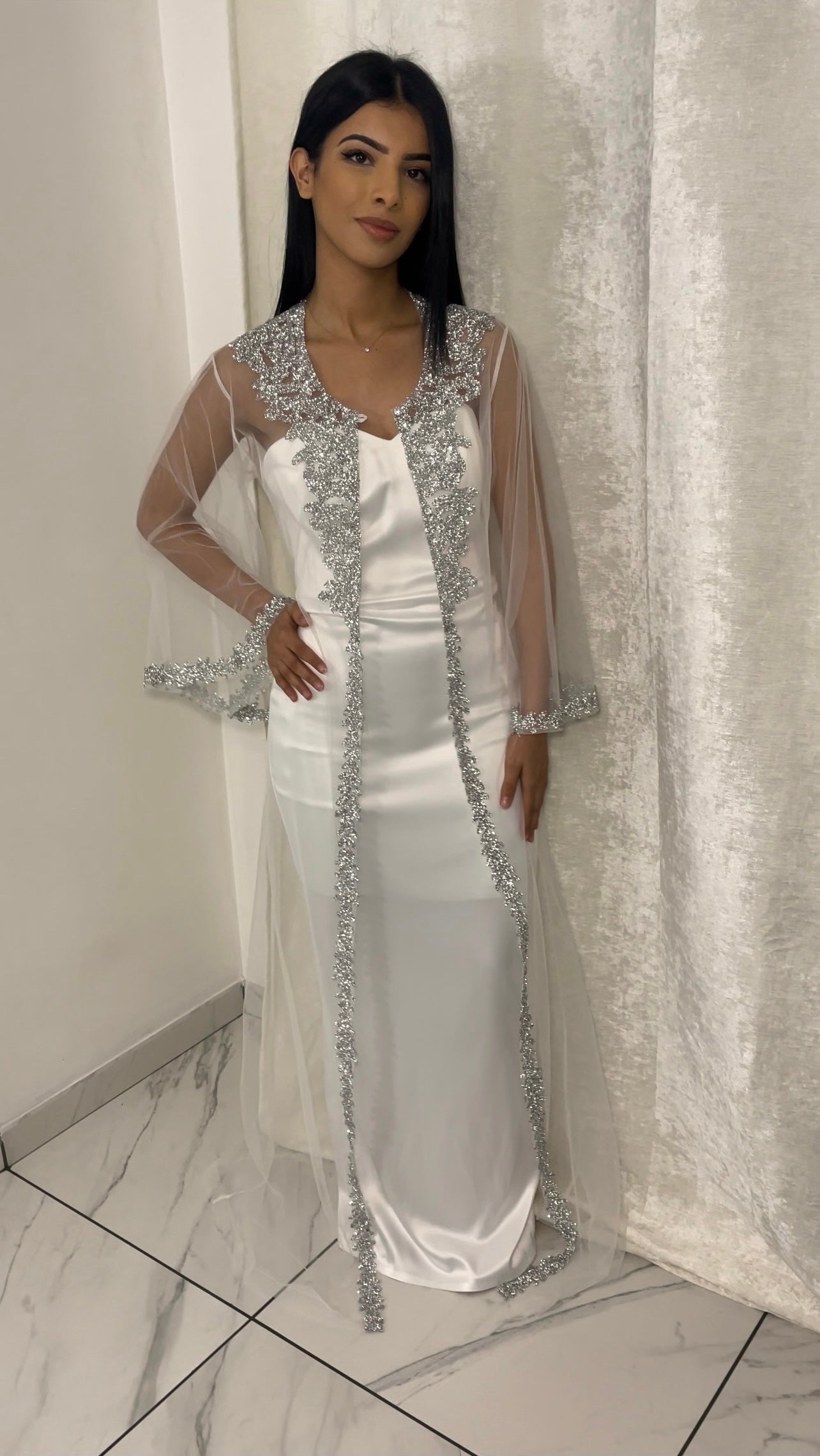 Weiße Abaya