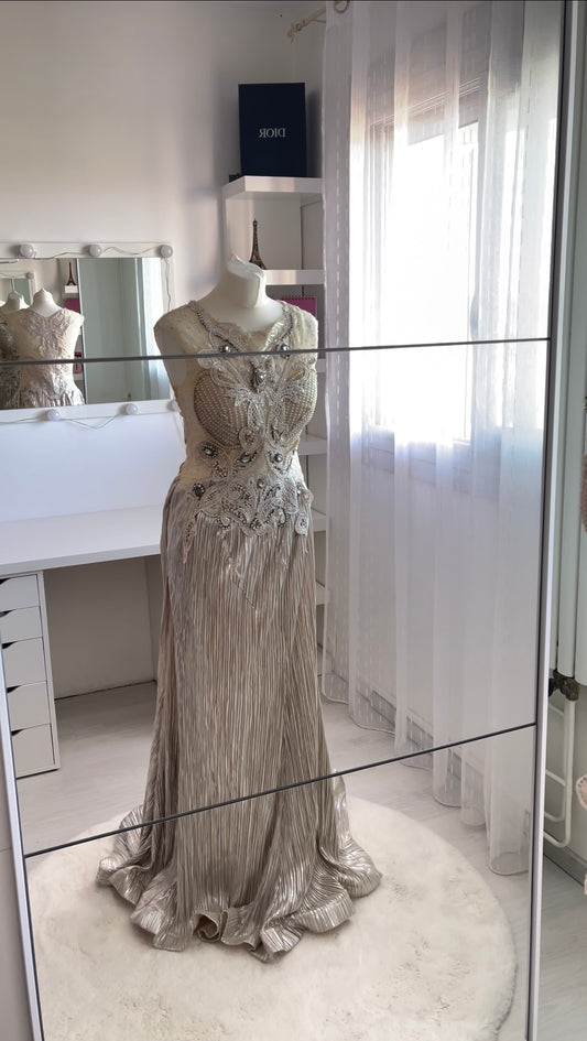 Cremefarbenes Abendkleid aus Spitze