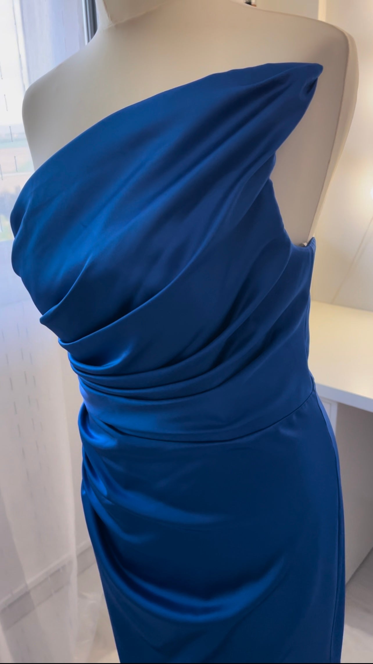 Mitternachtsblaues Abendkleid mit Schlitz