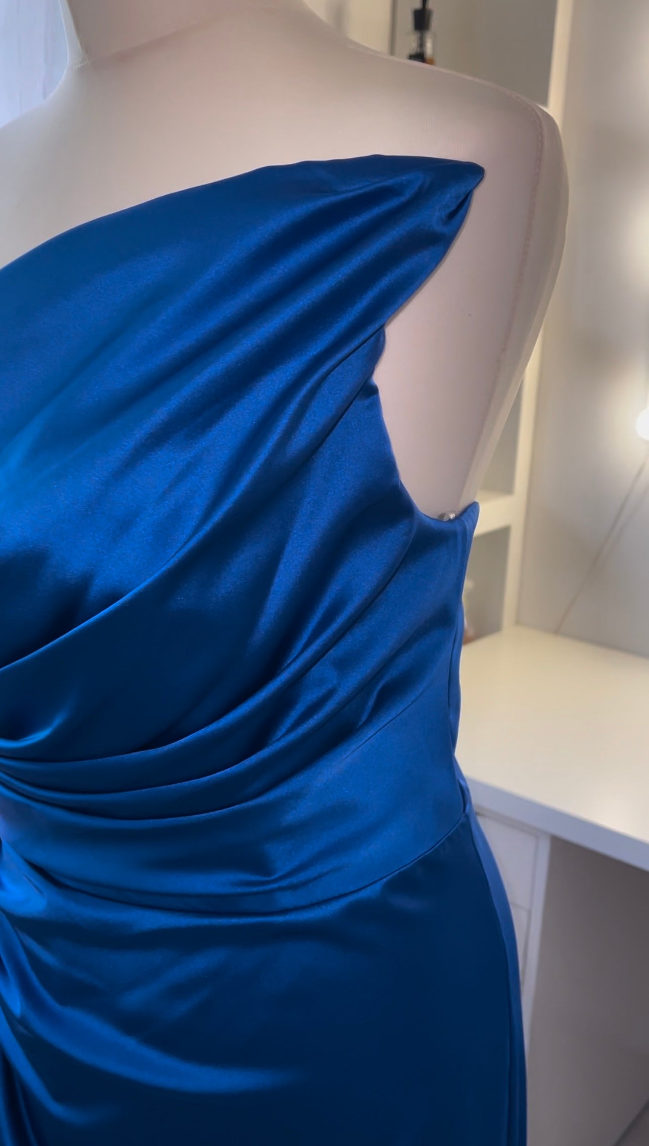 Mitternachtsblaues Abendkleid mit Schlitz