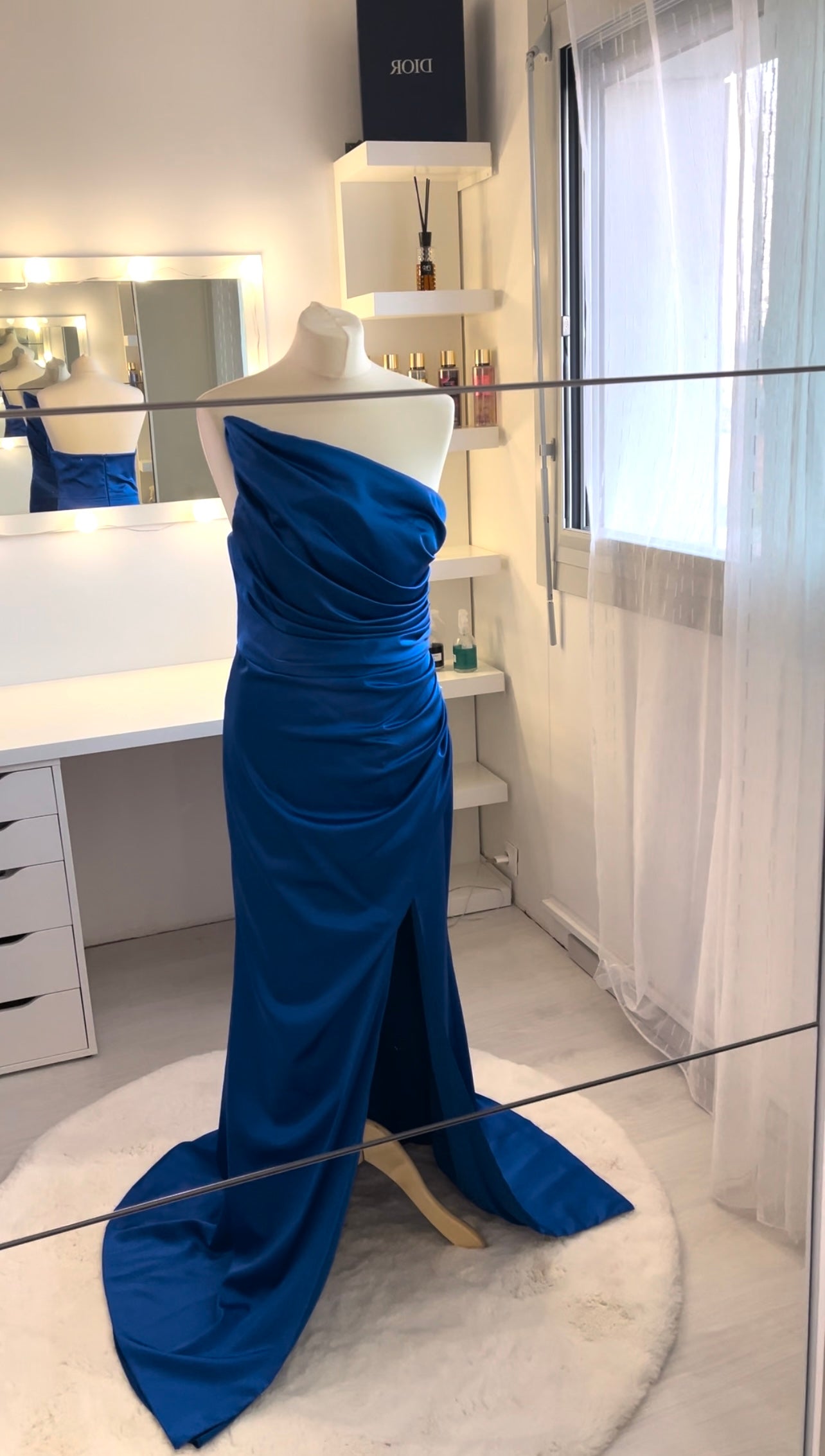Mitternachtsblaues Abendkleid mit Schlitz