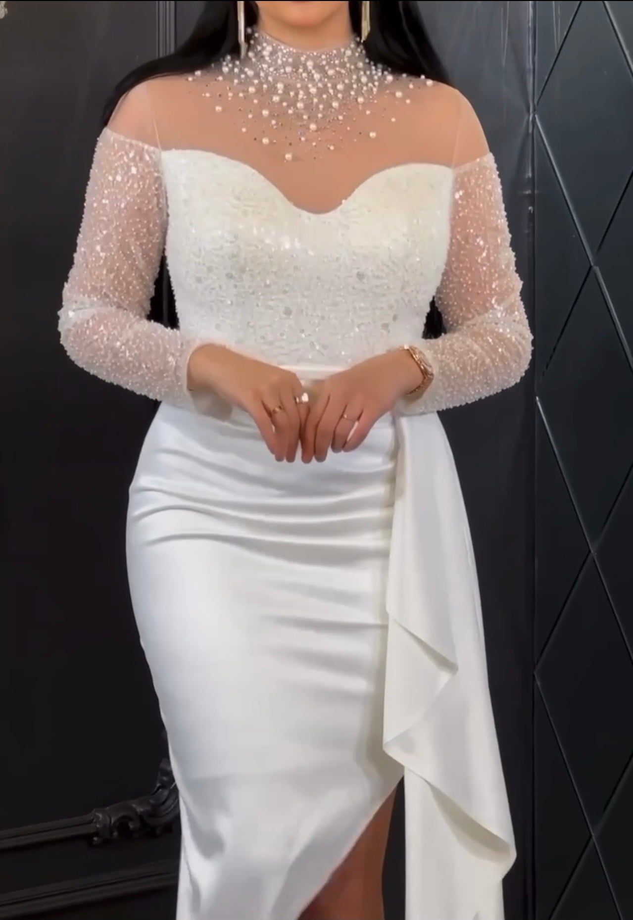 Weißes Kleid mit asymmetrischem Schnitt und Perlenkragen