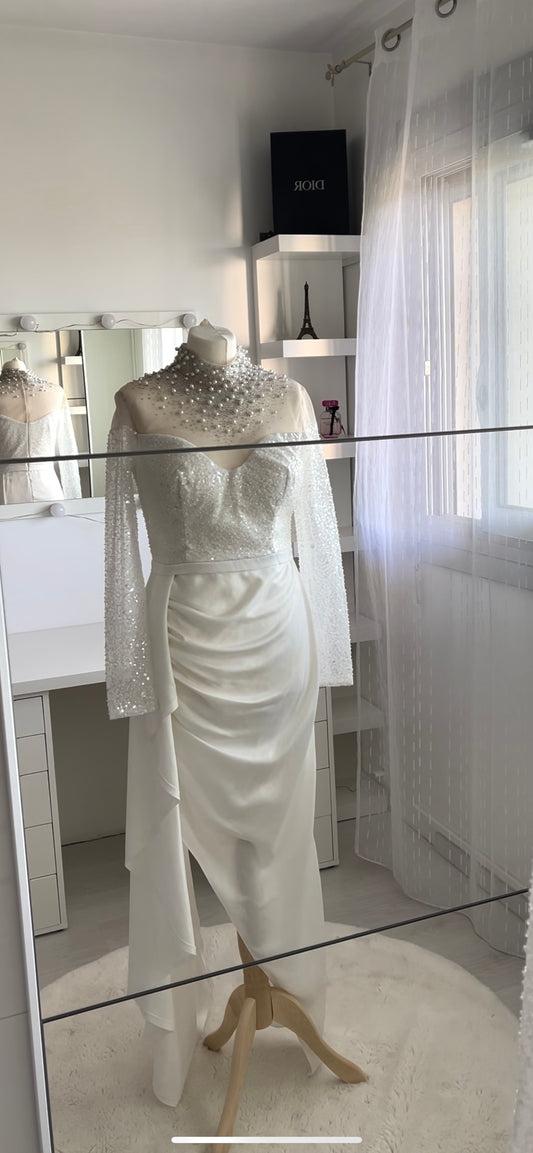 Weißes Kleid mit asymmetrischem Schnitt und Perlenkragen