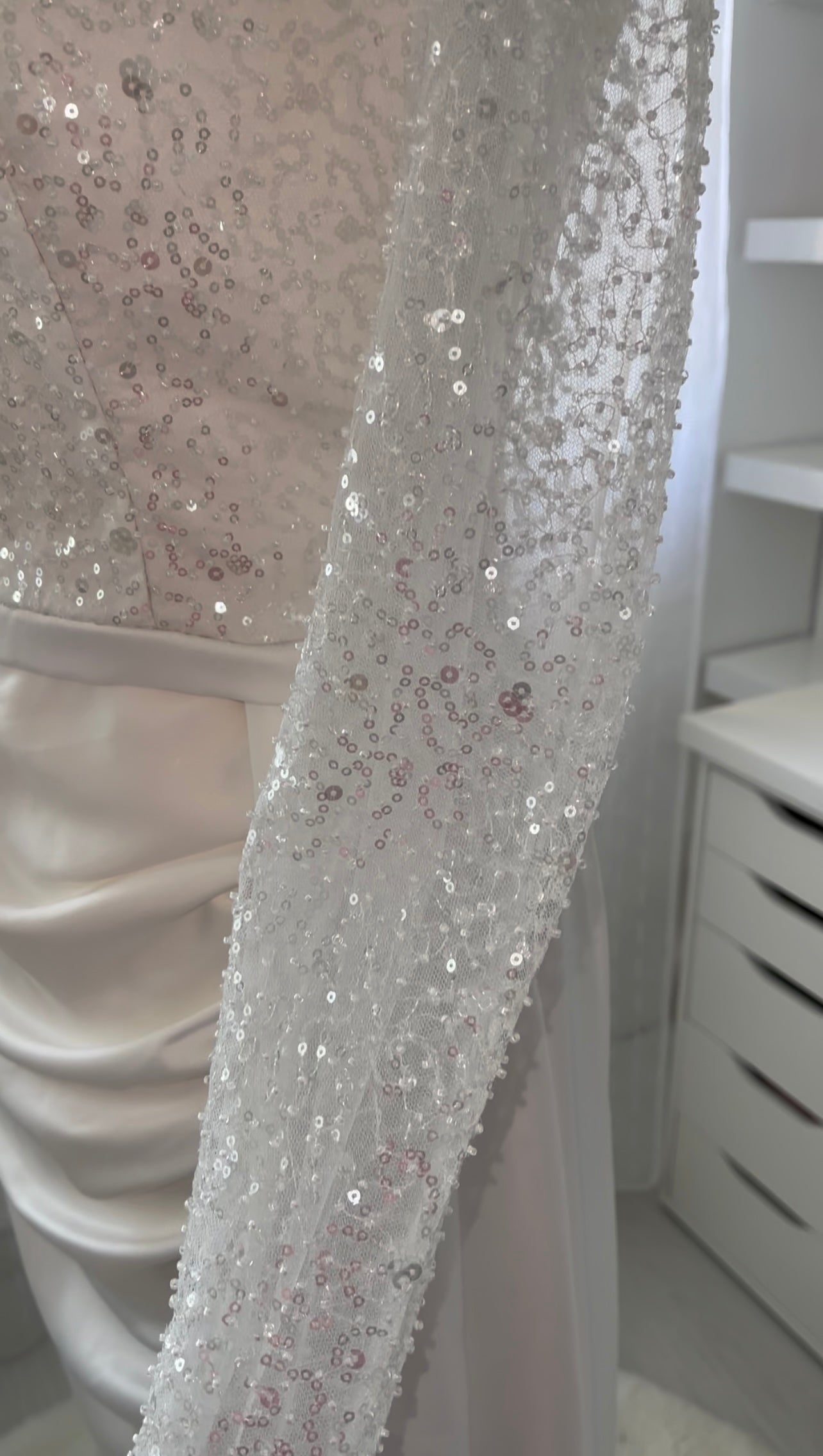 Weißes Kleid mit asymmetrischem Schnitt und Perlenkragen
